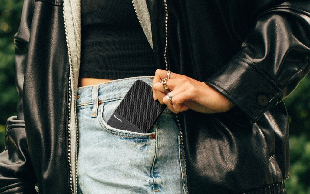 26689-41NativeUnionClassicPowerBank-4.jpg